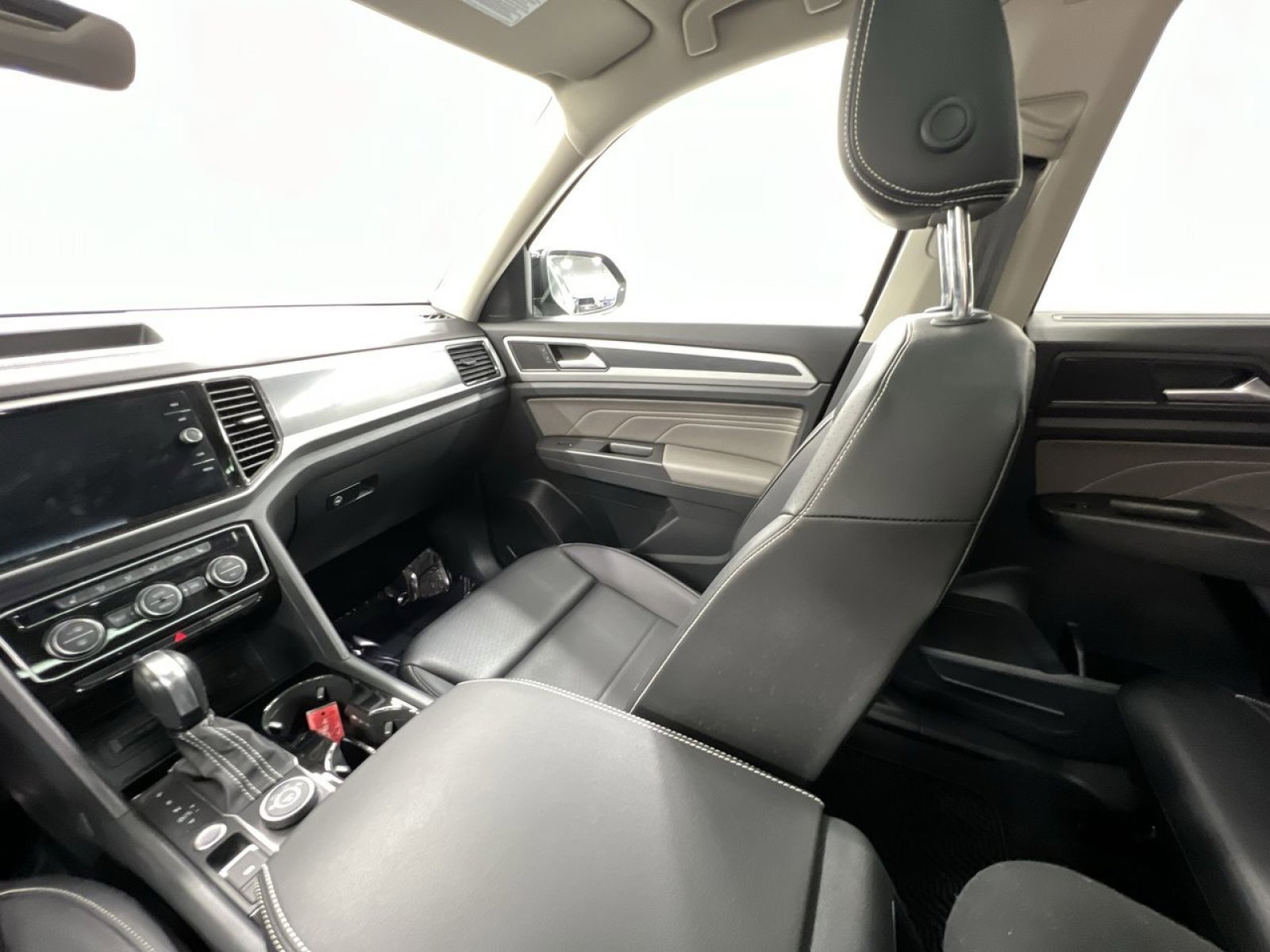 Used 2022 Volkswagen Atlas SEL R-Line image 12