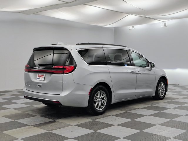 Used 2022 Chrysler Pacifica Touring FWD image 10