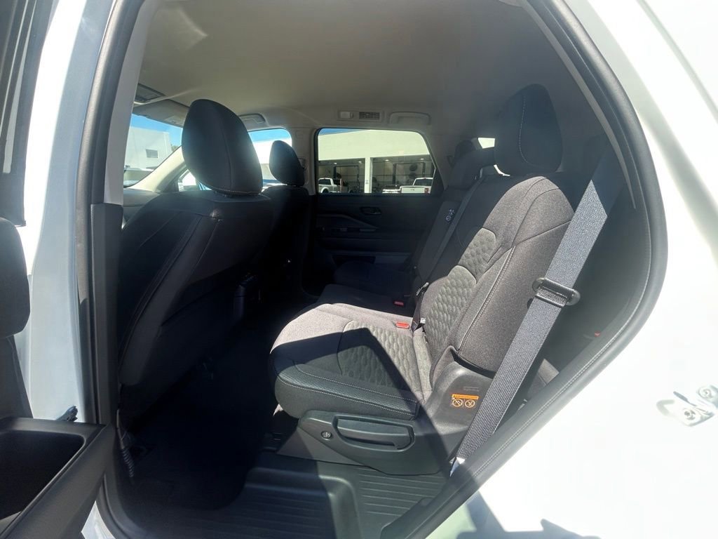 Used 2025 Nissan Pathfinder SV image 30