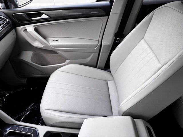 Used 2024 Volkswagen Tiguan SE w/ Panoramic Sunroof Package image 32