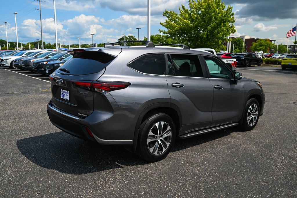 Used 2024 Toyota Highlander XLE AWD/4WD image 3