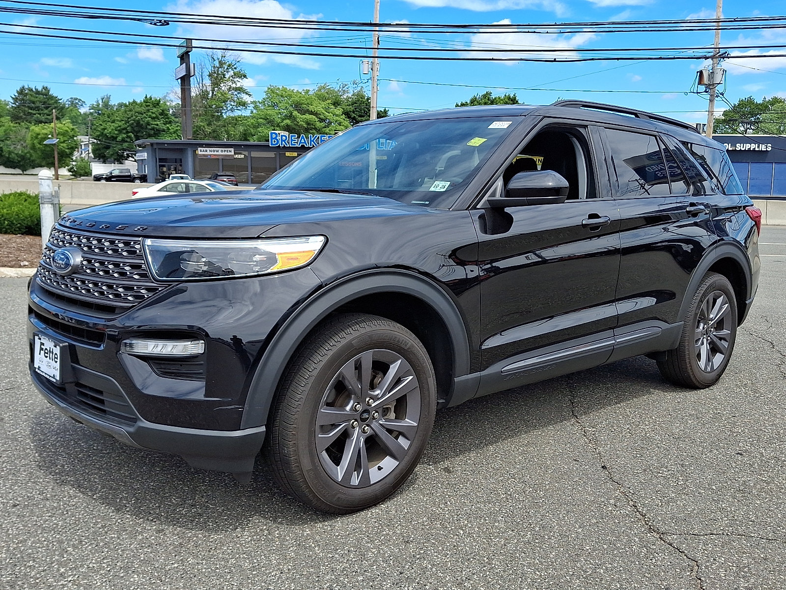 Certified 2023 Ford Explorer XLT w/ Equipment Group 202A AWD/4WD image 1