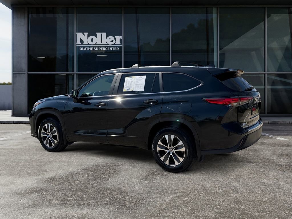 Used 2023 Toyota Highlander XLE AWD/4WD image 11
