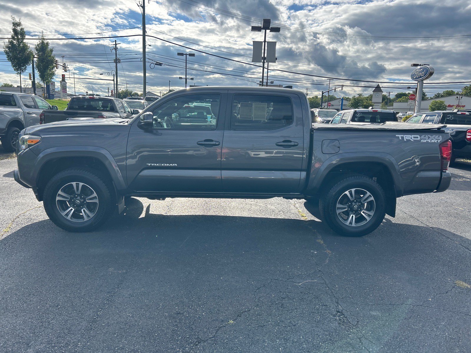 Used 2018 Toyota Tacoma TRD Sport AWD/4WD image 4