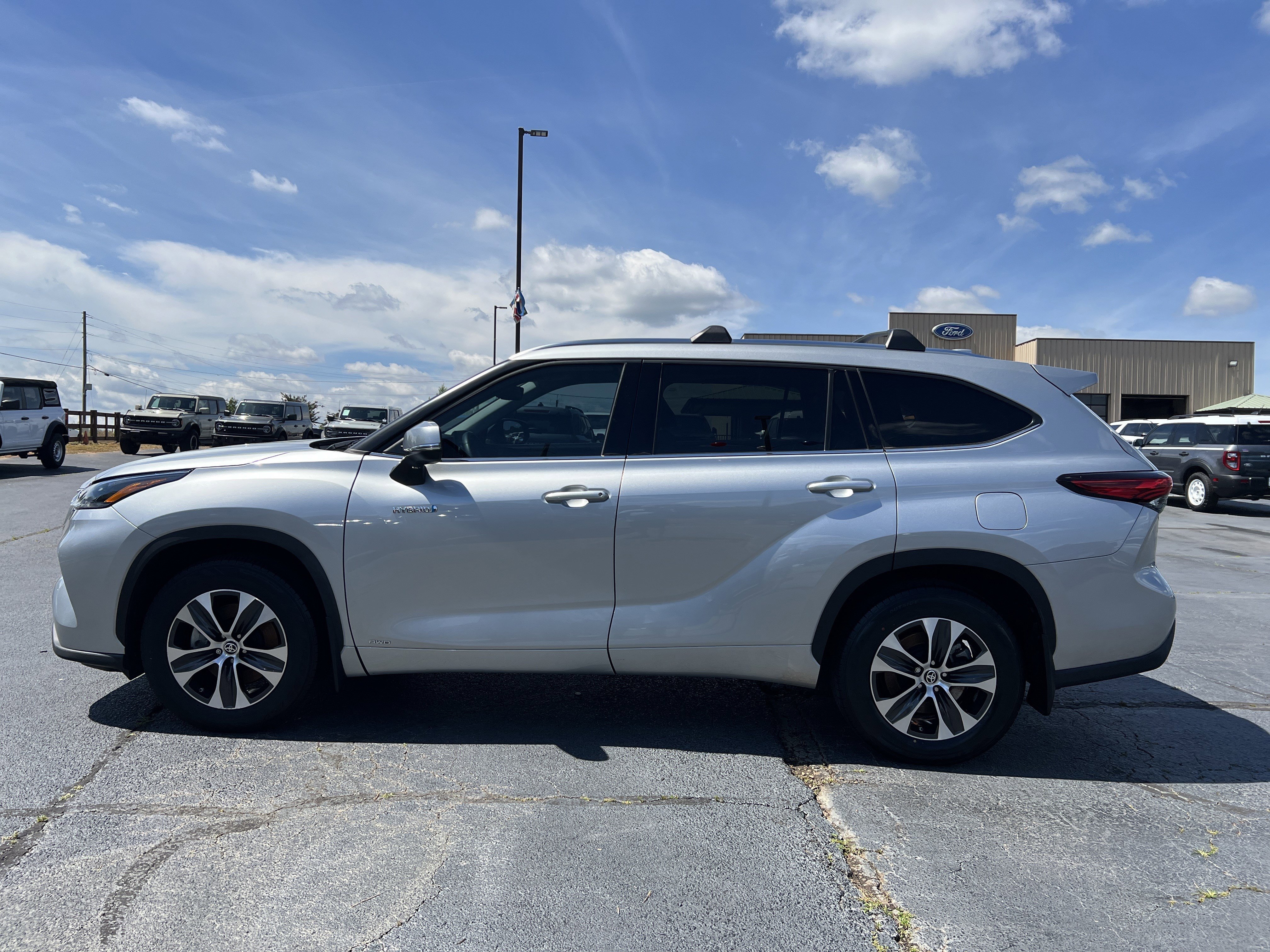Used 2021 Toyota Highlander XLE AWD/4WD image 8