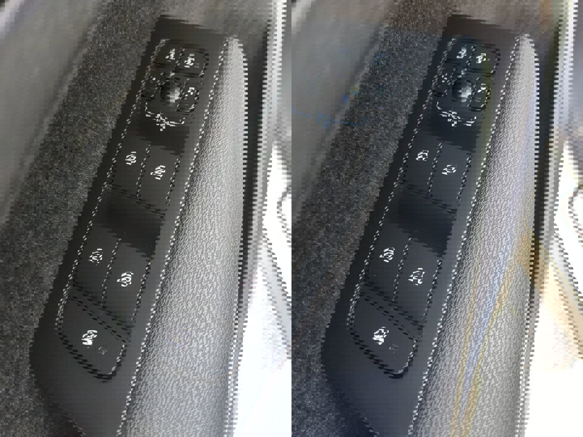 Used 2023 Volvo XC40 B5 Plus image 47