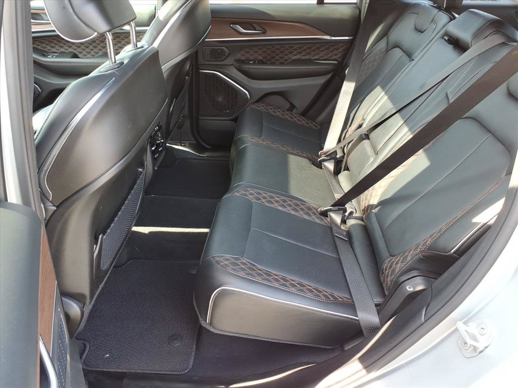 Used 2025 Jeep Grand Cherokee Summit AWD/4WD image 7