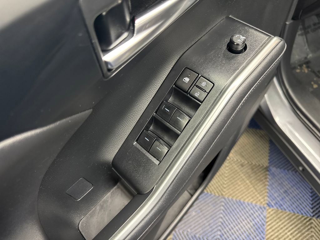 Used 2023 Toyota Highlander XLE AWD/4WD image 12