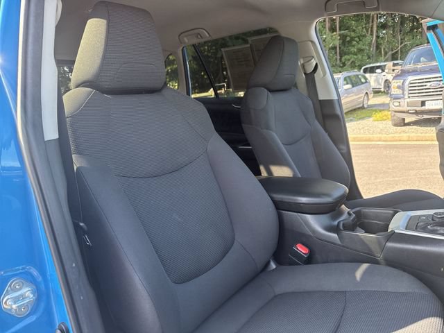 Used 2019 Toyota RAV4 LE w/ Carpet Mat Package AWD/4WD image 23