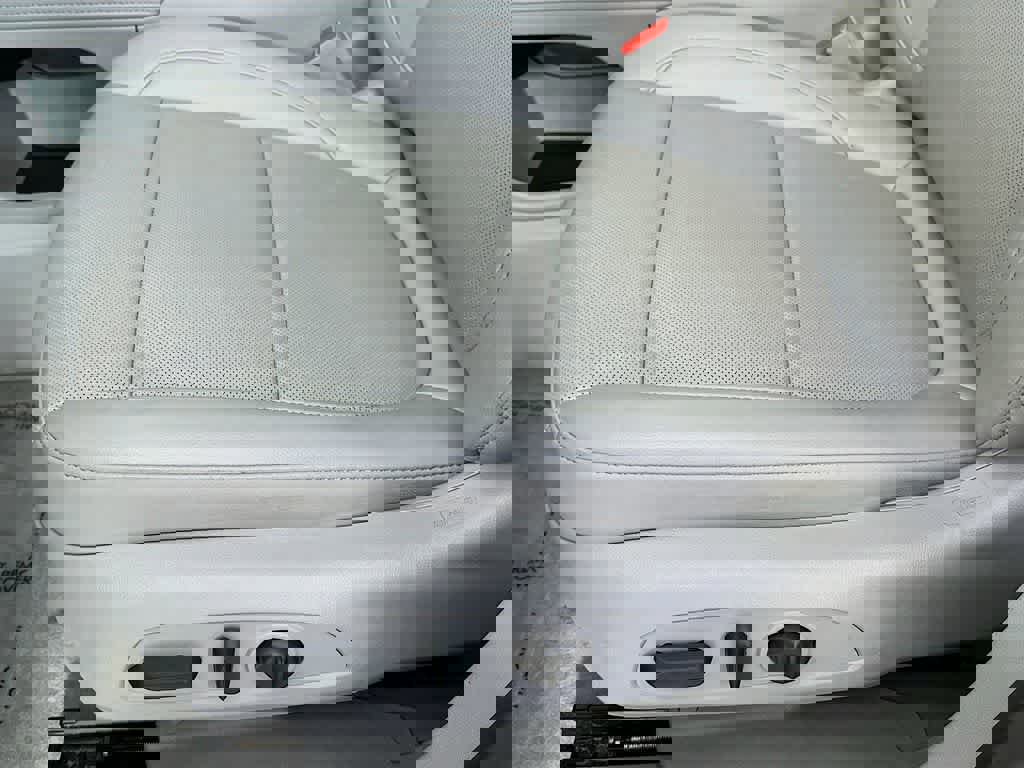 Used 2023 GMC Acadia SLT w/ Preferred Package image 29