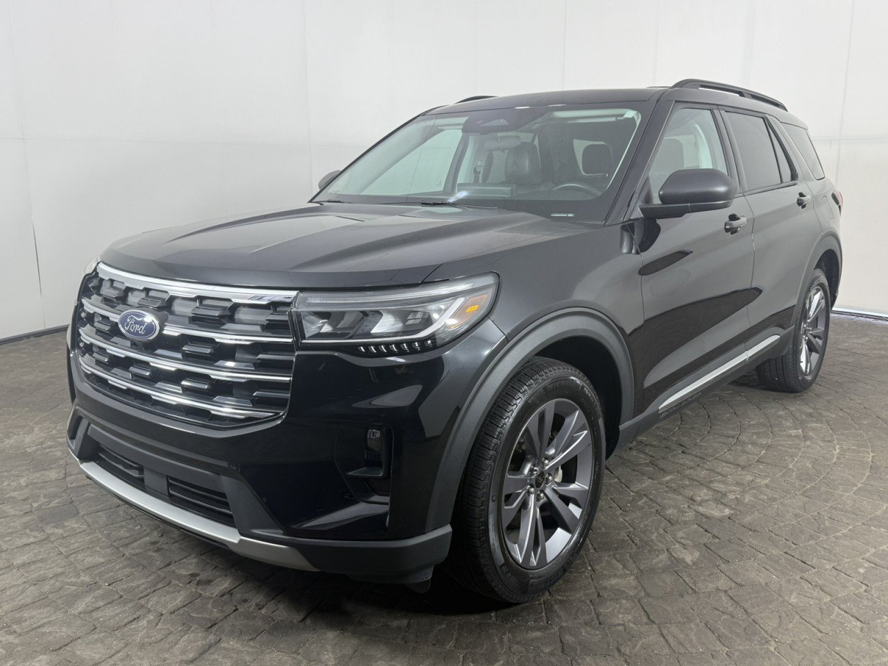 Certified 2025 Ford Explorer Active w/ Active Comfort Package AWD/4WD image 3