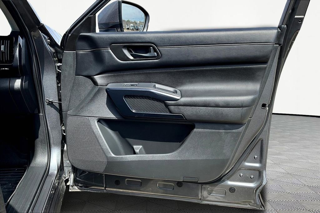 Used 2024 Nissan Pathfinder SV image 24
