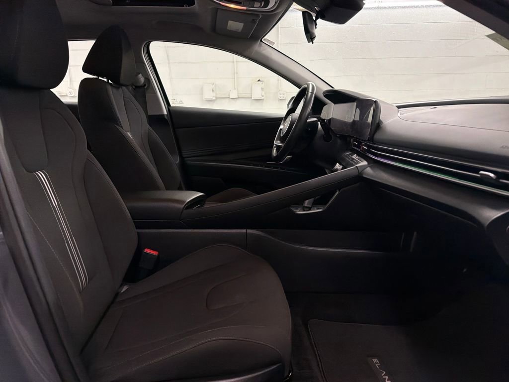 Used 2025 Hyundai Elantra SEL image 31