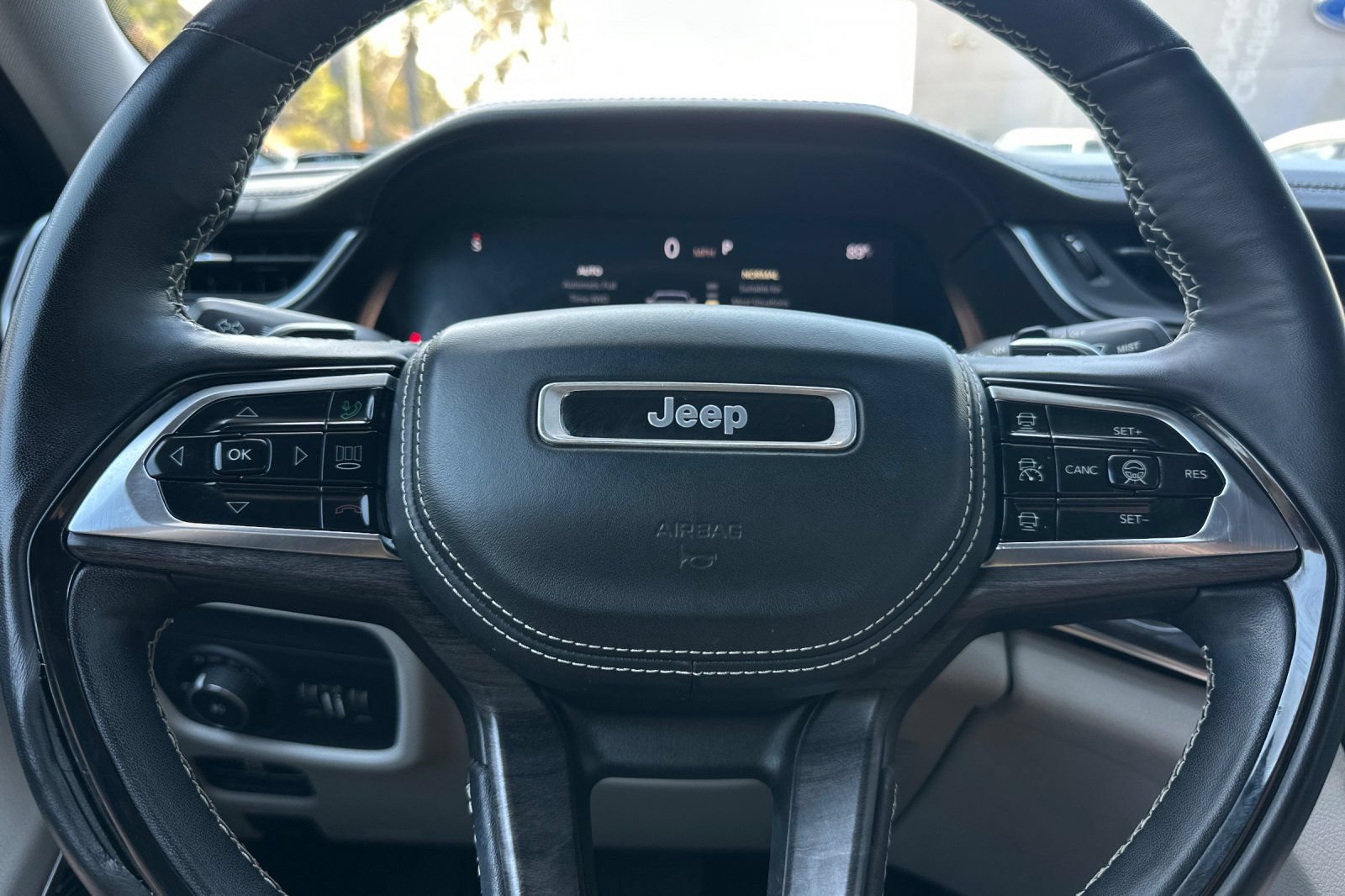 Used 2022 Jeep Grand Cherokee L Overland w/ Advanced Protech Group III AWD/4WD image 24