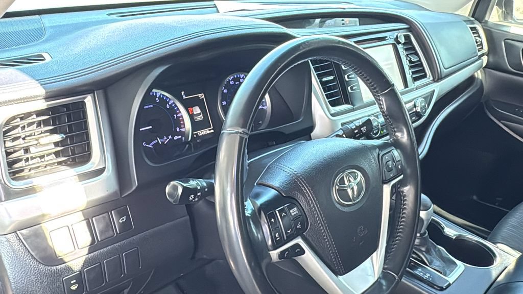 Used 2018 Toyota Highlander Plus w/ Carpet Mat Package (TMS) FWD image 21