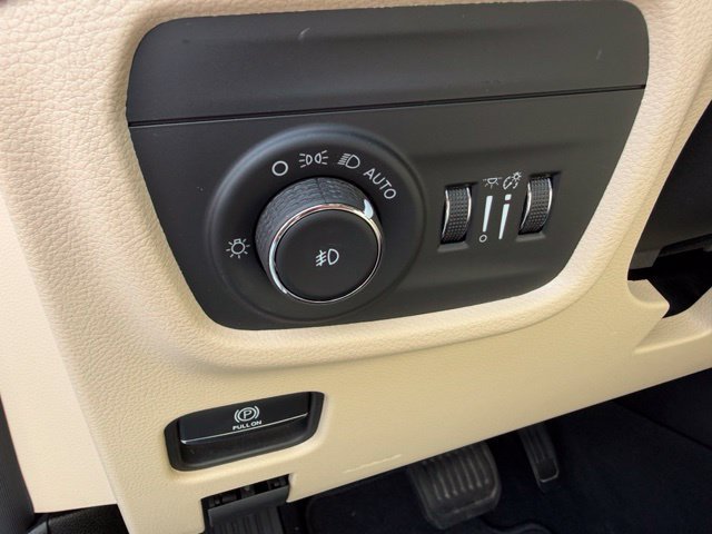 Used 2023 Jeep Grand Cherokee Limited w/ Trailer Tow Prep Group (B) AWD/4WD image 8