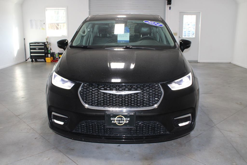 Used 2024 Chrysler Pacifica Touring-L image 9