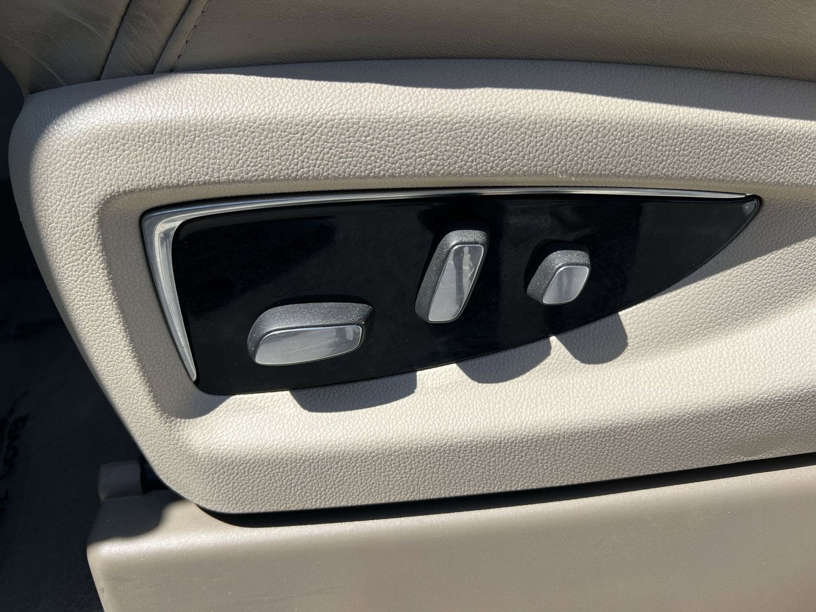 Used 2018 Cadillac Escalade Premium Luxury RWD image 22