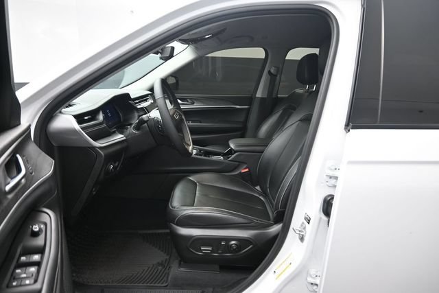 Used 2023 Jeep Grand Cherokee Limited w/ Black Appearance Package AWD/4WD image 10