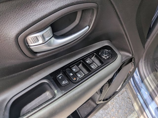 Used 2020 Jeep Renegade Altitude FWD image 14