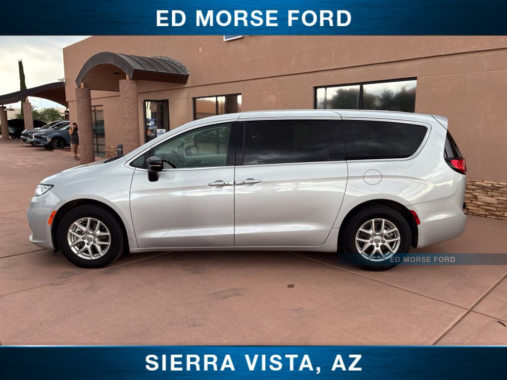 Used 2024 Chrysler Pacifica Touring-L FWD image 6