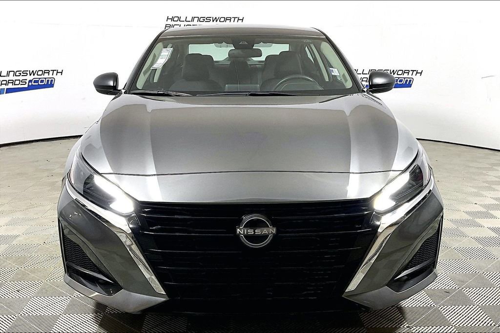 Used 2024 Nissan Altima 2.5 SV image 2