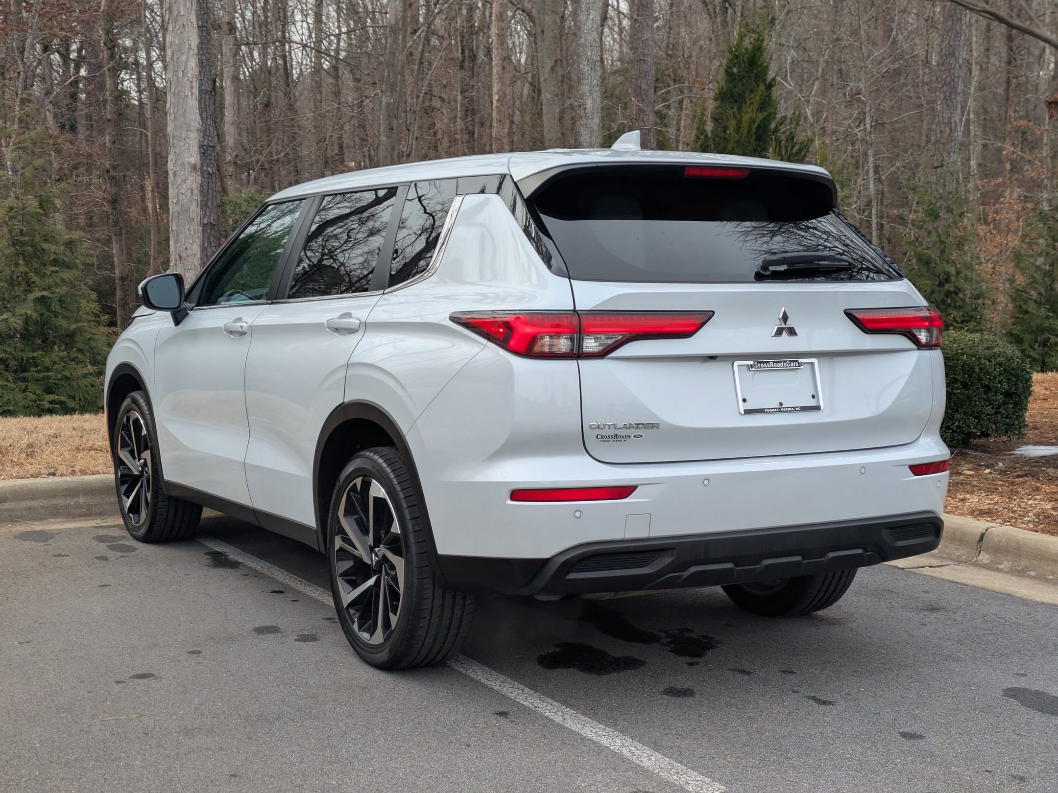 Used 2022 Mitsubishi Outlander ES image 2