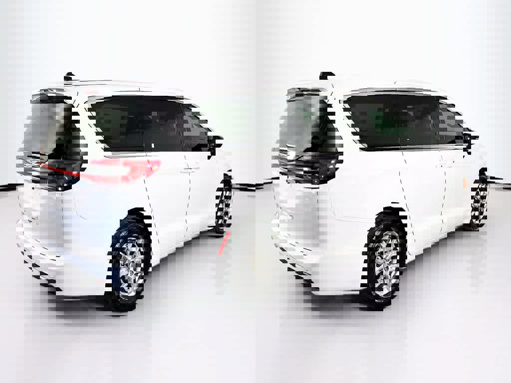 Used 2024 Chrysler Pacifica Touring-L image 5