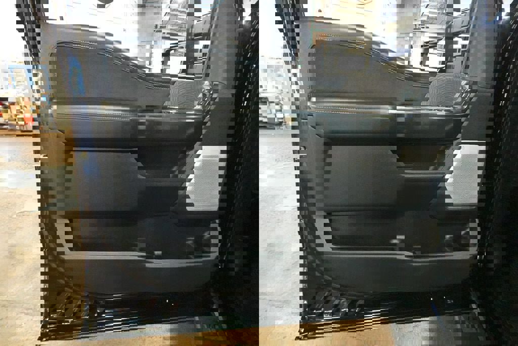 Certified 2025 Ford F350 Platinum w/ Tremor Off-Road Package AWD/4WD image 23