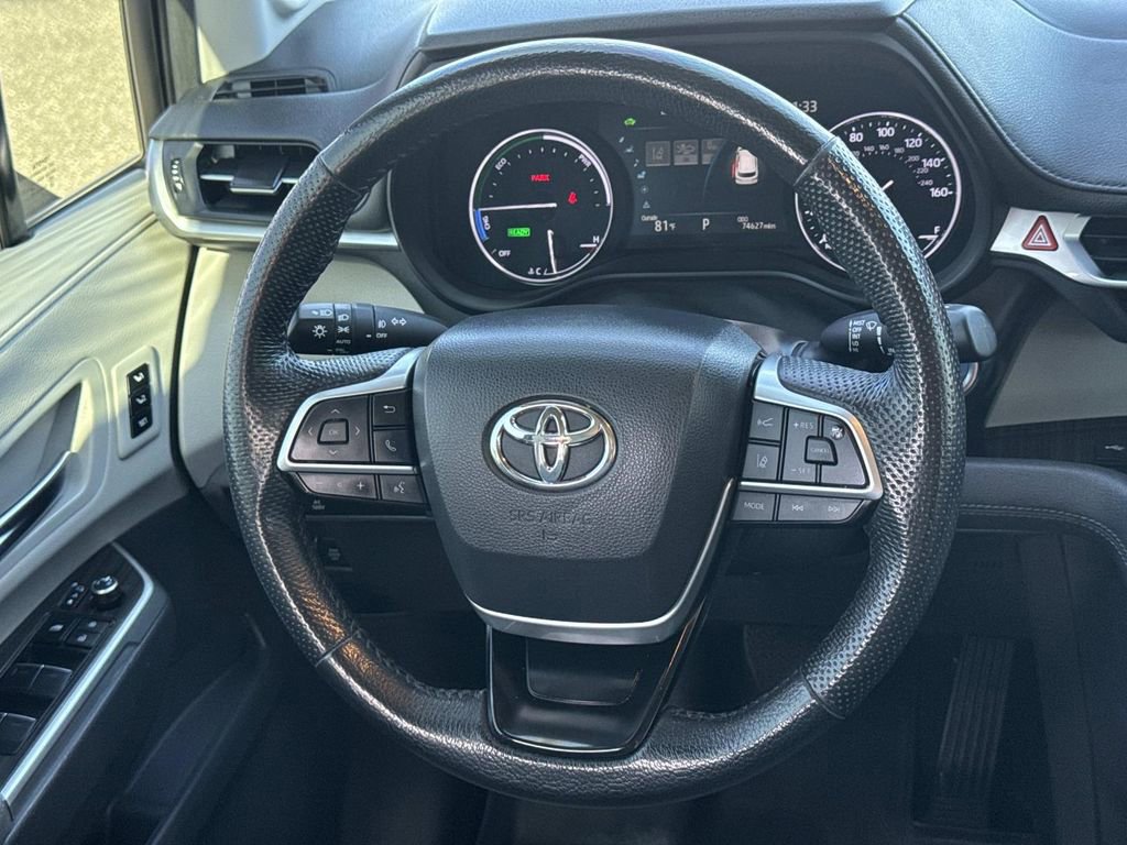 Used 2024 Toyota Sienna Limited image 9