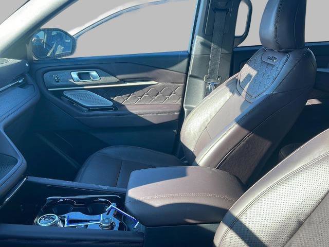 Certified 2025 Ford Explorer Platinum w/ LUX Leather Package image 7