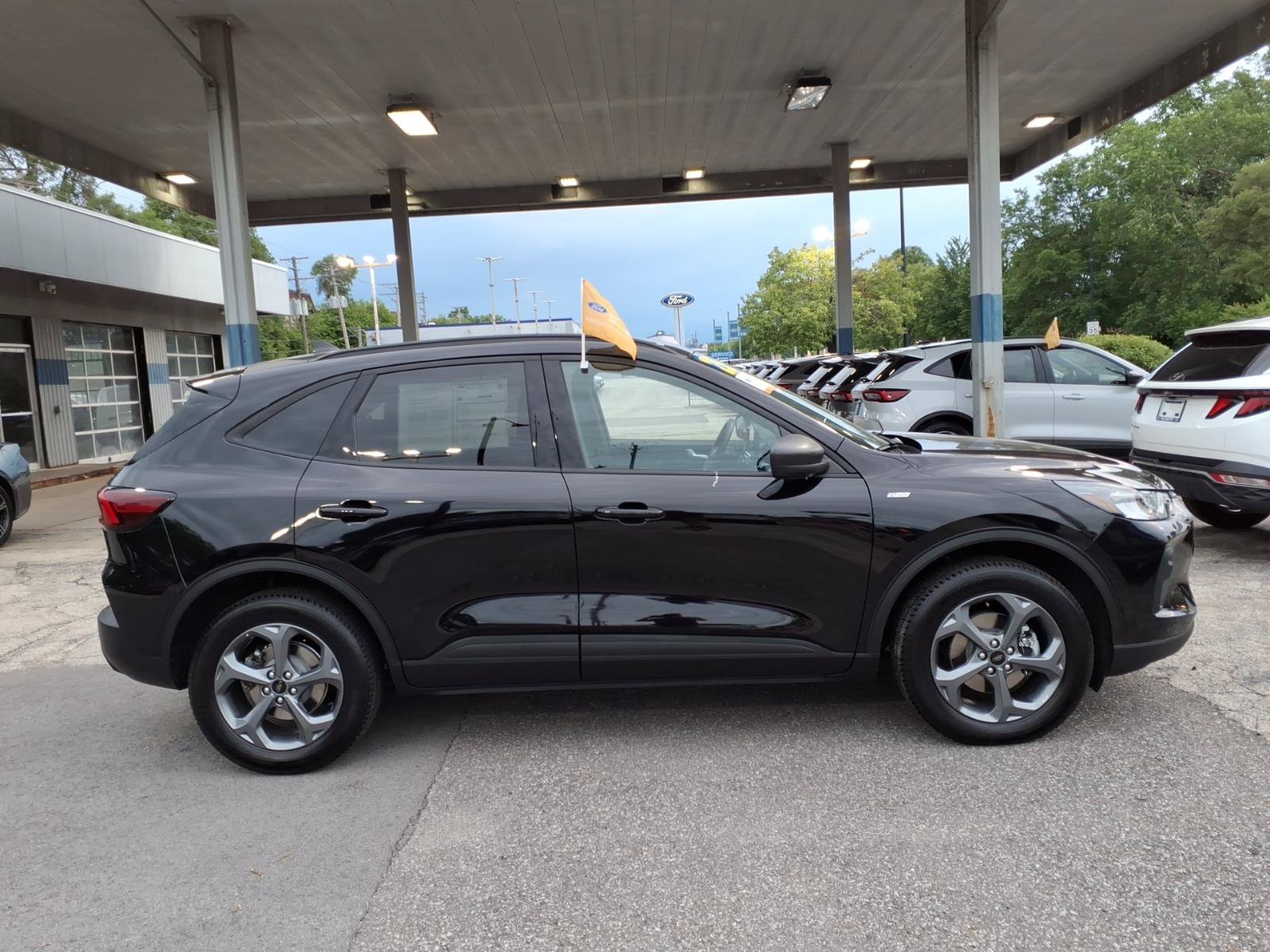 Certified 2025 Ford Escape ST-Line AWD/4WD image 2