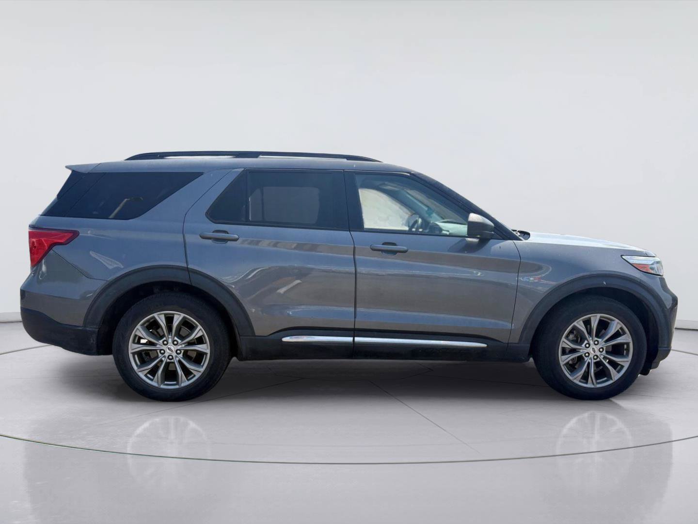 Certified 2022 Ford Explorer XLT w/ Equipment Group 202A RWD image 2