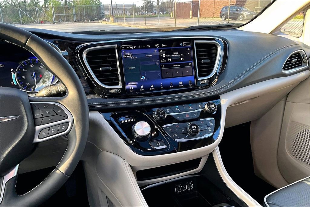 Used 2024 Chrysler Pacifica Limited FWD image 6