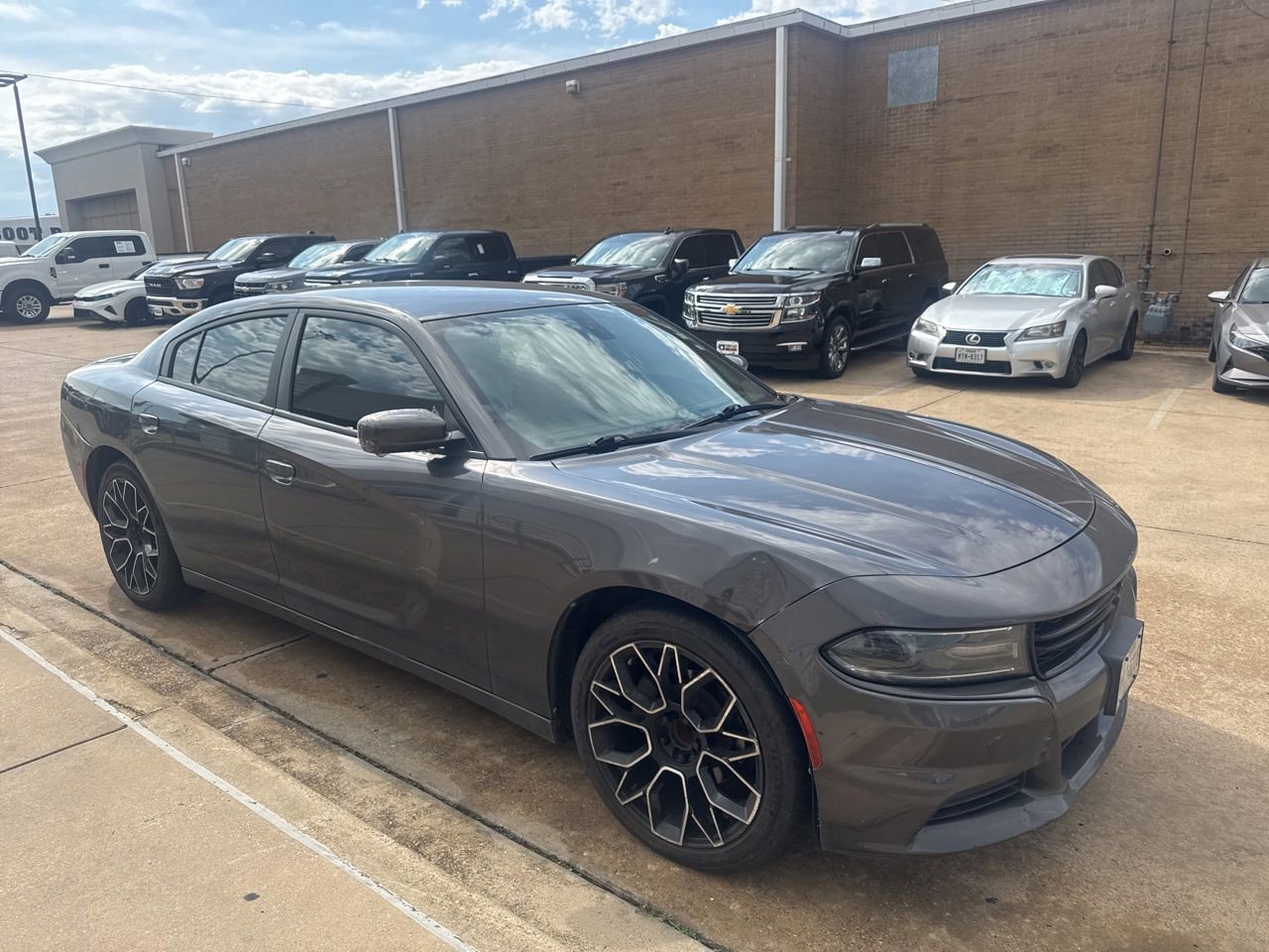 Used 2019 Dodge Charger SXT RWD image 3
