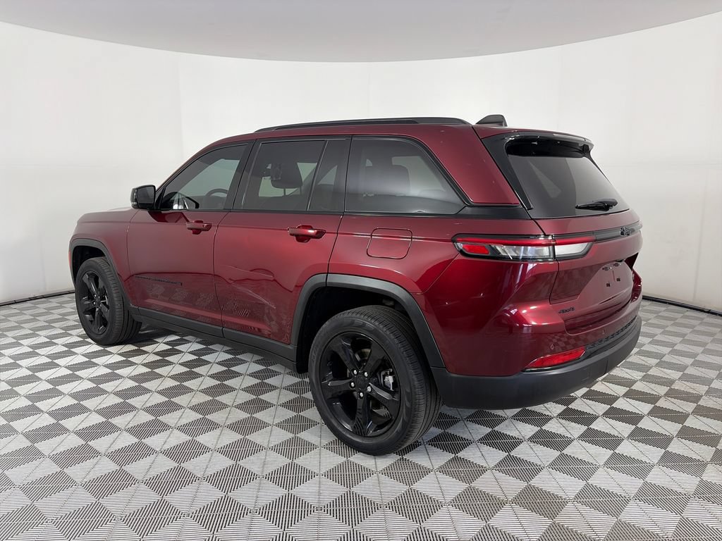 Used 2023 Jeep Grand Cherokee Limited w/ Black Appearance Package AWD/4WD image 5