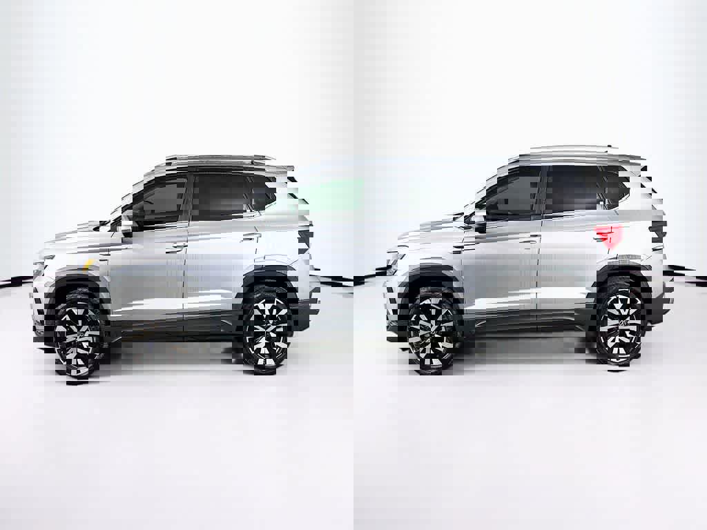 Used 2022 Volkswagen Taos SE w/ Panoramic Sunroof Package image 2