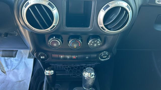 Used 2017 Jeep Wrangler Rubicon w/ Connectivity Group AWD/4WD image 21