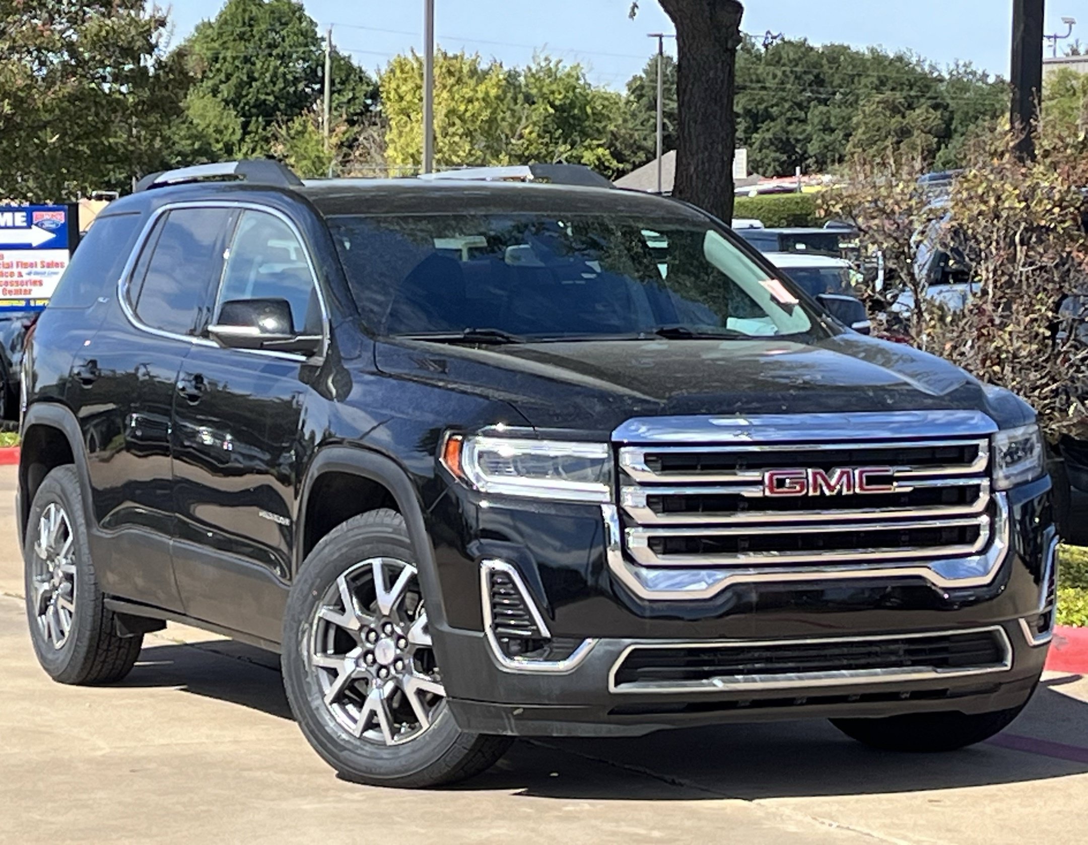 Used 2023 GMC Acadia SLT FWD image 2
