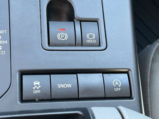 Used 2021 Toyota Highlander LE FWD image 26