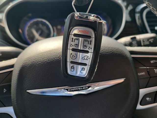 Used 2024 Chrysler Pacifica Limited FWD image 32