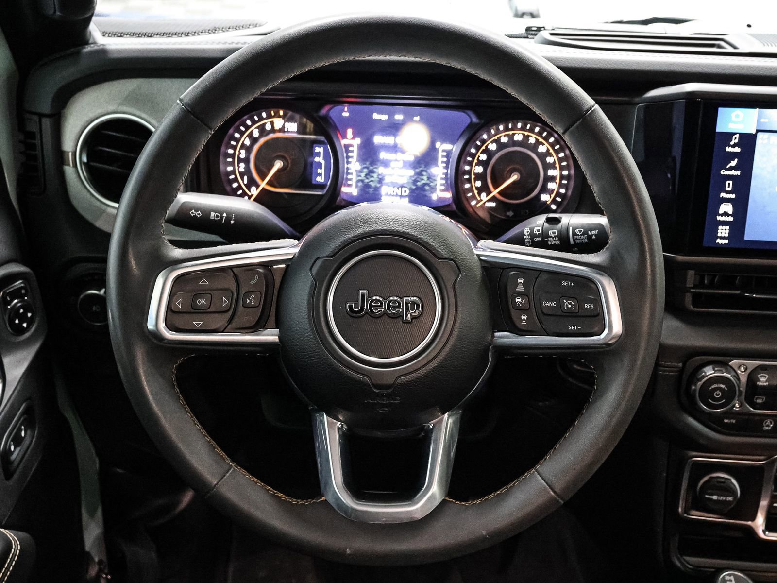 Used 2024 Jeep Wrangler Sahara image 32