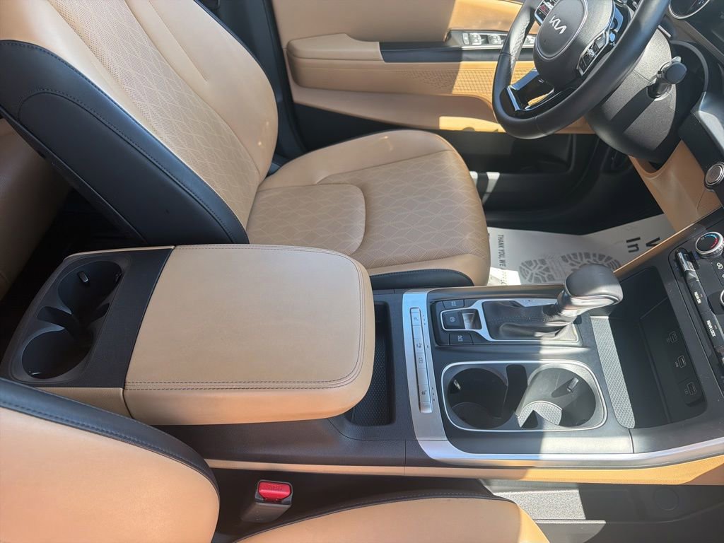 Used 2024 Kia Carnival LX FWD image 39