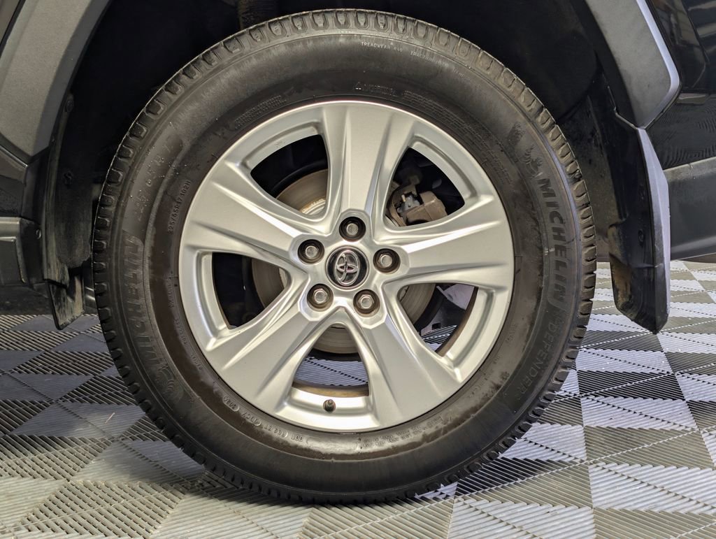 Used 2020 Toyota RAV4 XLE AWD/4WD image 24