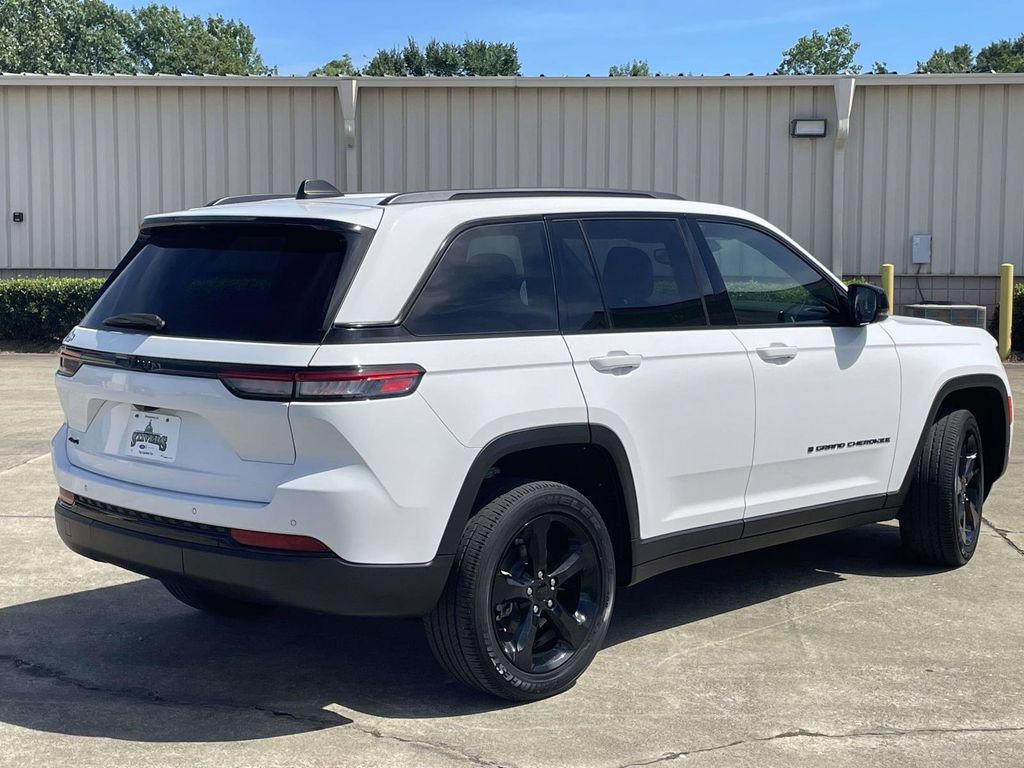 Used 2023 Jeep Grand Cherokee Altitude AWD/4WD image 3