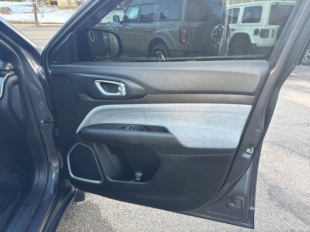 Used 2024 Jeep Compass Latitude image 25