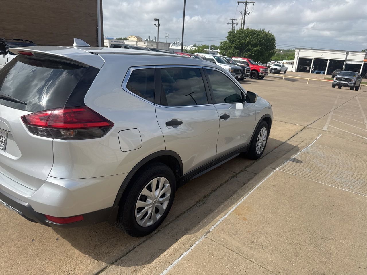 Used 2017 Nissan Rogue S image 4
