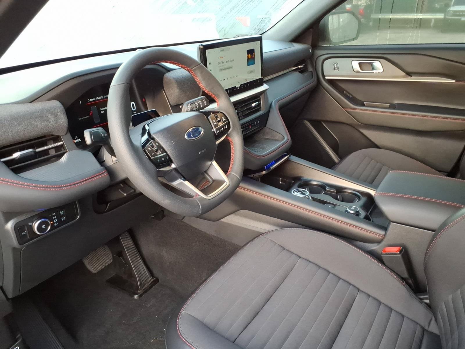 Certified 2025 Ford Explorer ST-Line w/ Premium Package AWD/4WD image 9