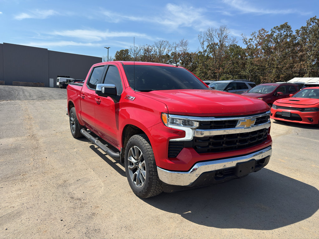 Used 2025 Chevrolet Silverado 1500 LT AWD/4WD image 3