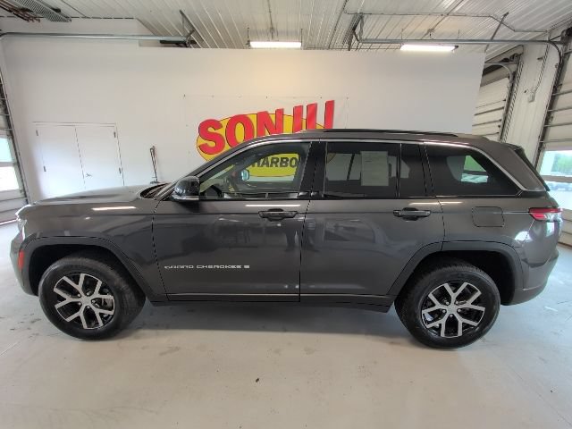 Used 2024 Jeep Grand Cherokee Limited AWD/4WD image 2